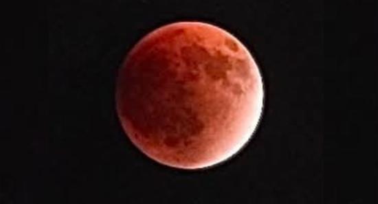 Sri Lanka Witnesses Total Lunar Eclipse